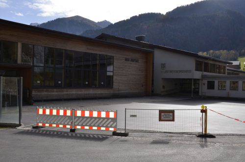 Neuer Pausenhof für die Schule in Au, auch ein Geh- und Radweg wird angelegt. Inzwischen wurde der Platz neu asphaltiert. mam