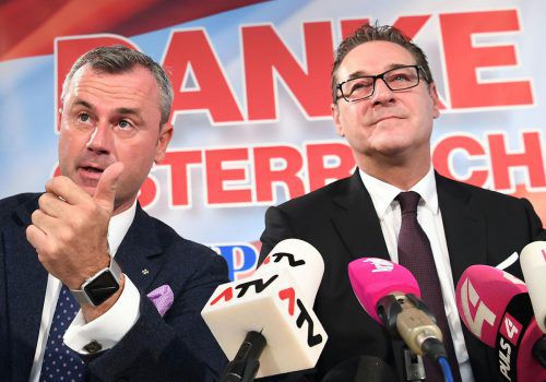 Norbert Hofer (l.) und Heinz-Christian Strache schließen es nicht aus, in die Opposition zu gehen. Die FPÖ werde sich nicht verbiegen. APA