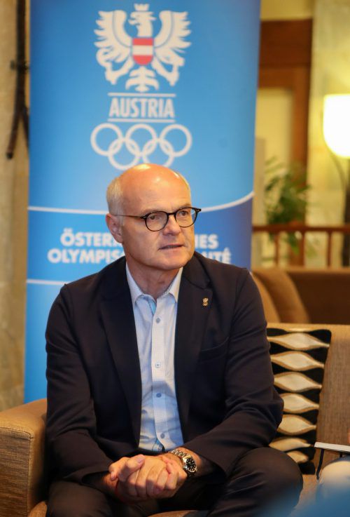 ÖOC-Präsident Karl Stoss erfuhr das Abstimmungsergebnis der Tiroler zu Winterspielen 2026 nach der Landung in Südkorea. gepa