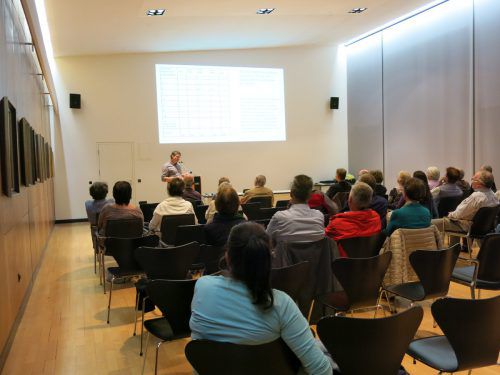 Oliver Heinzle vom Gemeindearchiv erläutert den Zuhörern die Geschichte der Stickerei in Lustenau. GDE