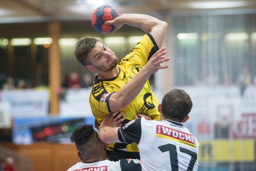 Roman Chychykalo erzielte elf Sekunden vor dem Abpfiff den Ausgleichstreffer für Bregenz Handball beim 27:27 in Schwaz. VN/Sams