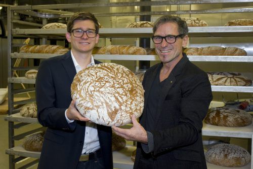 „Runde Sache“ fanden Philipp Frank (l.) und Bäckermeister Kurt Hammerer.
