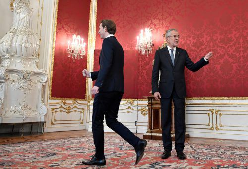 Sebastian Kurz (l.) hat am Freitag von Bundespräsident Alexander Van der Bellen den Regierungsbildungsauftrag erhalten. APA