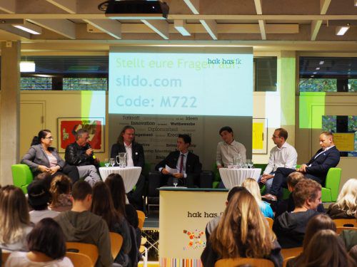 Sechs Parteienvertreter diskutierten unter der Leitung des HAK-Feldkirch-Schülers Alexander Kessler-Abreu.   Christof Egle (2)