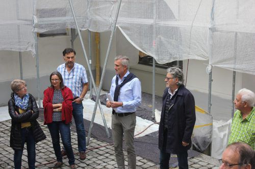 Stadtbaumeister Gabor Mödlagl führte mit Ulf Hiessberger durch die Baustelle.  Arnold