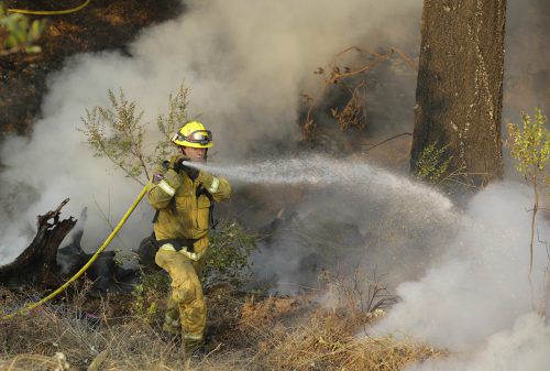 Starke Winde fachen die Feuer immer wieder an. AFP