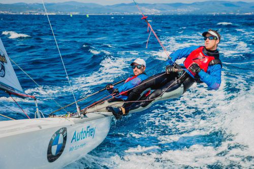 Steuermann David Bargehr und Vorschoter Lukas Mähr (r.) kehren mit einem dritten Rang von der Olympia Sailing Week vor Enoshima ins Ländle zurück.  Verband