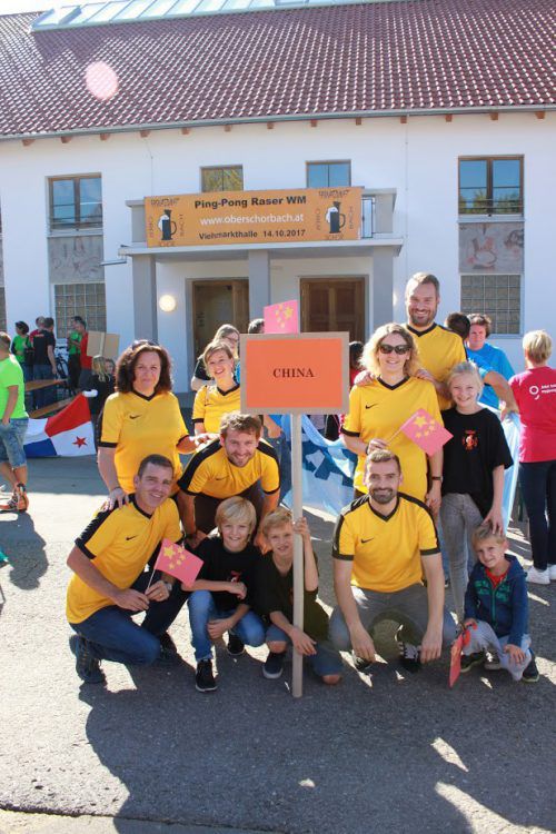 Superfreunde aus China sicherten sich den Titel bei der Oberschorbacher Ping Pong-WM in der Viehhalle im Schoren. cth