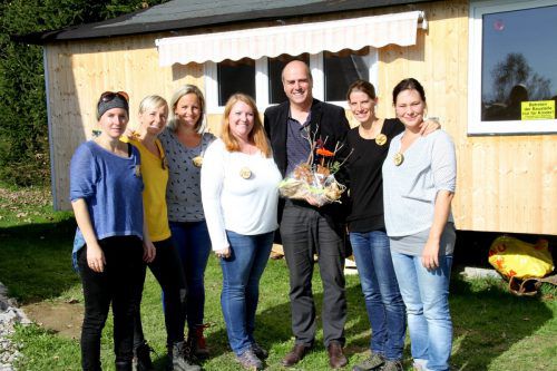 Tag des offenen Waldes in Hörbranz: Julia Günter, Barbara Marinelli-Gall, Nina Herb, Nicole Märk, Diakon Gerold Hinteregger, Obfrau Martina Gächter, Sarah Hackspiel.