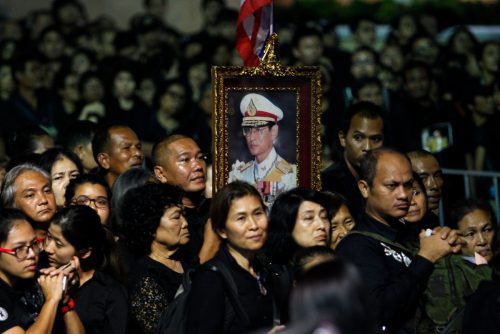 Tausende ganz in Schwarz gekleidete Trauernde verabschieden sich von König Bhumibol. Rts