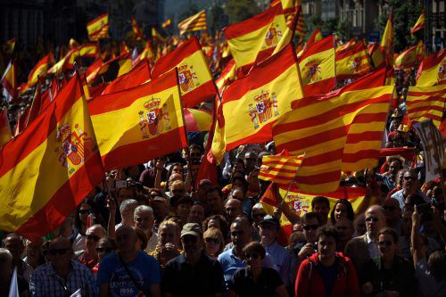 Tausende Gegner der Abspaltung schwenken in Barcelona sowohl spanische als auch katalanische Flaggen.  AFP