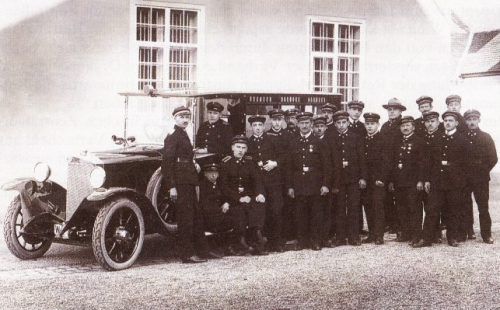 Übergabe des ersten Sanitätsautos, ein Sechs-Zylinder-Steyr, an die Rettung im Jahre 1926.