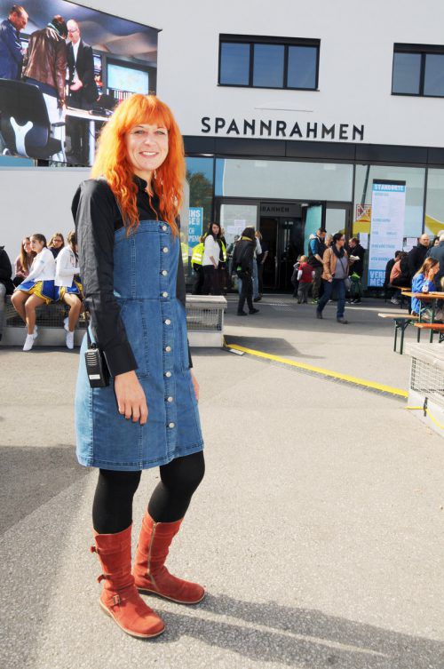 Veranstaltungsmanagerin Nicole Speckle vor „ihrem“ Spannrahmen.