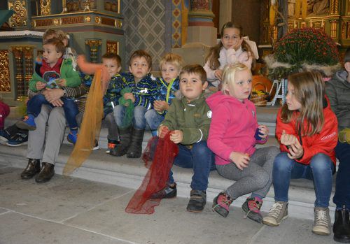 Viele Kinder waren in die Pfarrkirche Hatlerdorf zum Erntedankfest mit Familiengottesdienst gekommen. EH