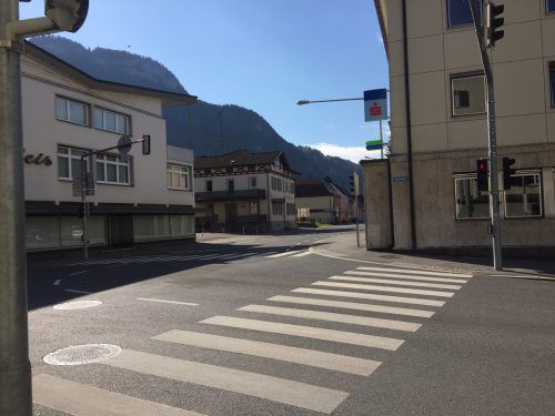 Vor diesem Schutzstreifen wartete die 51-jährige die Grünphase ab, als sie plötzlich von einer schwarzen Limousine bedrängt wurde.  VN/sohm