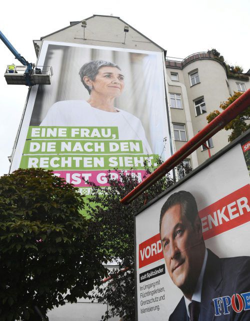 Vordenker oder eine Frau: Die Plakate der Parteien im Fokus.  APA