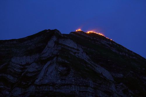 Was bei Ölz in Weiler die Menschenkette war, war auf der Kanisfluh im Bregenzerwald ein halbes Jahr später die Lichterkette.  Berchtold