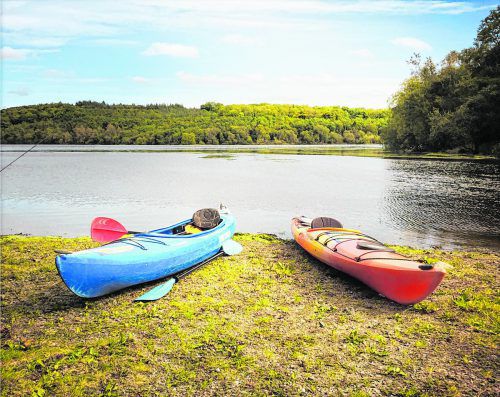 Wer mit dem Kajak über den See paddelt kann Irlands Natur so richtig genießen.