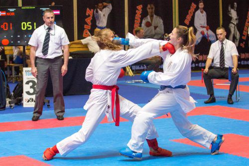 WM-Starterin Marijana Maksimovic (r.) von Karate Hofsteig sicherte sich Gold im Kumite der Juniorinnen. Grafoner