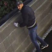 Einbrecher schleicht auf Video herum