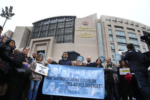 Zahlreiche Aktivisten setzten vor dem Gericht in Istanbul ein Zeichen für ihre angeklagten Kollegen. AP
