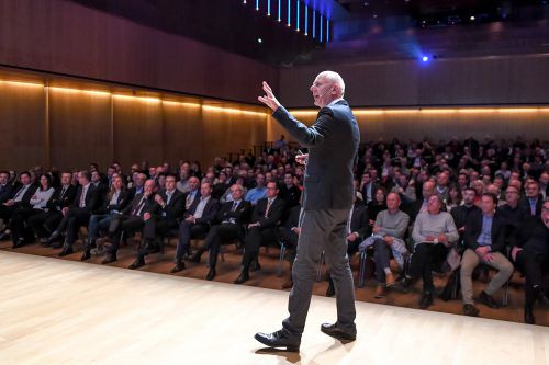 Zukunftsforscher Matthias Horx verbreitete unter den 300 Gästen positive Stimmung. VN/Lerch