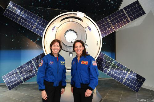 2021 soll „Orion“ erstmals Astronauten befördern. Nasa-Direktorin Ellen Ochoa (l.) schickt voraussichtlich Astronautin Nicole Mann ins All. apa