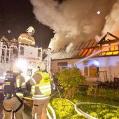Flammen vernichten Lagerhalle