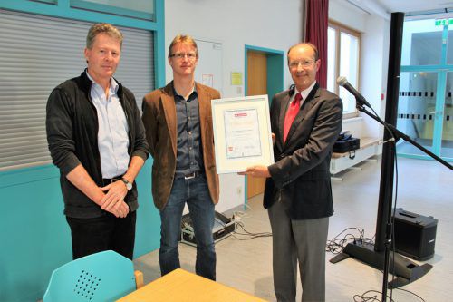 Andreas Otmischi (r.) überreichte das Zertifikat an Schulleiter Bertram Summer (l.)und Initiator Martin Lechthaler.  Schule