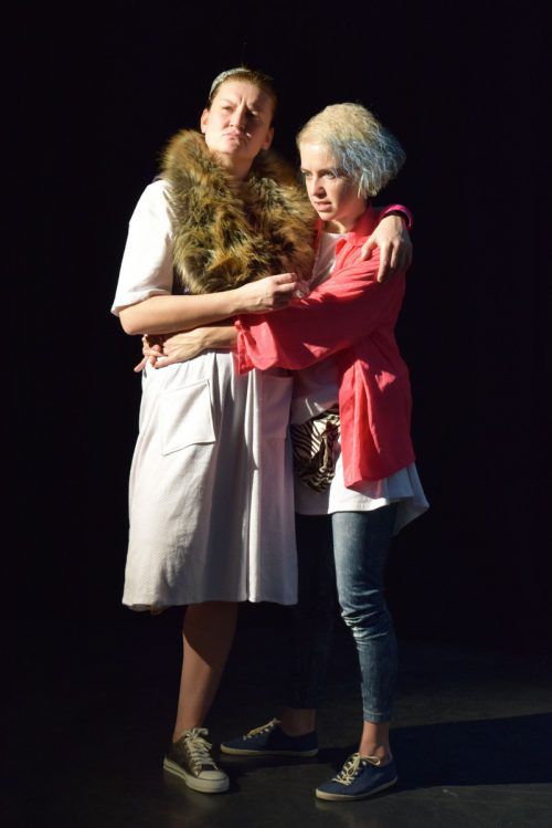 Anne Noack und Rebecca Selle in „Tanz mit dem Tod“ im Kosmodrom. Theater Kosmos