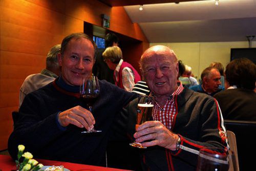 Auch Pfarrer Jodok Müller (l.) mischte sich gerne unter die Senioren. Raiba