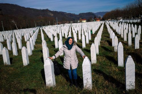 Auf dem Friedhof Potocari wurden bislang mehr als 6500 Tote beigesetzt.   afp