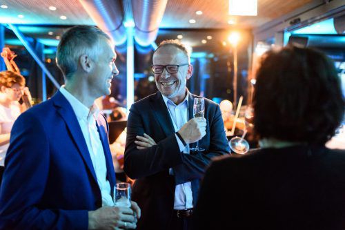Ausgelassene Stimmung: Karren-Hausherr Herbert Kaufmann im Gespräch mit dem Altacher Vizebürgermeister Kopf.