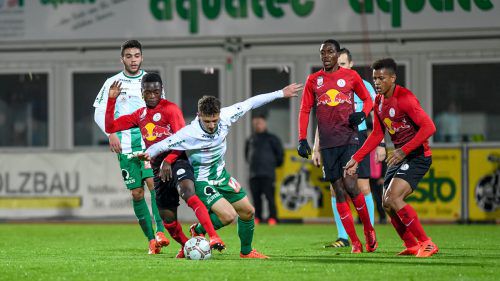 Austrias Pius Dorn im Kampf um den Ball mit Lieferings David Atanga. Nur Zuseher sind Kürsat Güclü, David Guggarnig und Julio. gepa