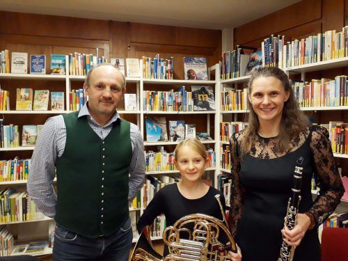Autor Jürgen-Thomas Ernst und die beiden Musikerinnen Johanna (M.) und Sylvia Ackerl. BiMo