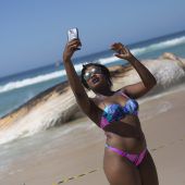 Gestrandeter Wal wird zum Selfie-Hit