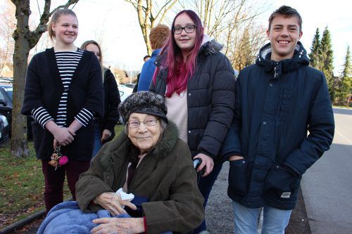 Bewohner des Pflegeheims Birkenwiese als Ehrengäste bei der HTL-Modenschau. cth