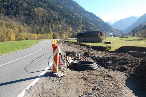 Bis zum Wintereinbruch sollen sämtliche Kabel entlang der L 188 unter der Erde verschwunden sein.  str