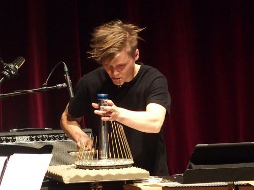 Brian Archinal, der Percussionist der Gruppe Nikel, in seinem Element.  JU