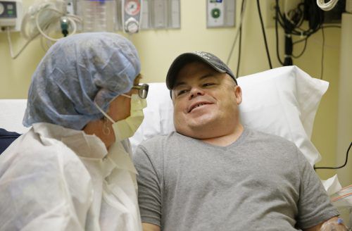 Brian Madeux hat nach der dreistündigen Infusion das Krankenhaus verlassen. In drei bis vier Monaten wird feststehen, ob das Experiment gelungen ist. AP