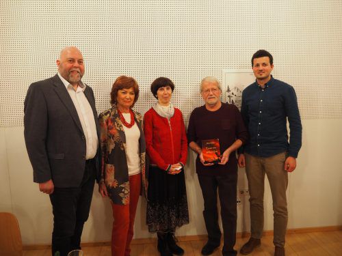 Bürgermeister Thomas Pinter, Edith Michand, Roswitha Plank, Herausgeber Franz Elsensohn und Thomas Walser (v.l.) bei der Buchpräsentation. Christof Egle