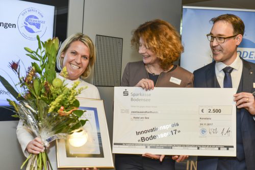 Carmen Oberhauser konnte den Innovationspreis „Bodensee17“ von Birgit Rückert und Laudator Remo Rey entgegennehmen. Bernd Giesser