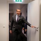 Schwarz-blau-rotes Sesselrücken