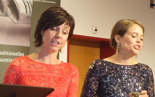 Christine Schneider (links) mit Partnerin Sigrid Huber-Plundrich als „Lustige Witwe“ Hanna Glawari. Schmidt
