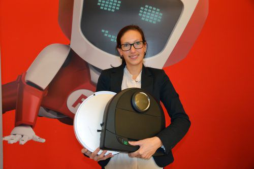 Daniela Müller, Leiterin des Onlinemarketings, kennt die Sitten anderer Länder und setzt deshalb auf länderspezifische Shoplösungen. Hofer