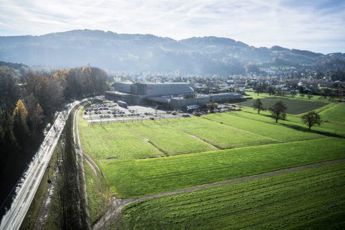 Das Grundstück am östlichen Ortsrand von Gaißau soll mit neuer Sportanlage um rund 1,6 Millionen Euro verbaut werden. VN/Paulitsch