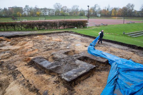 Das Hakenkreuz aus Beton ist laut Platzwart vier mal vier Meter groß. APA