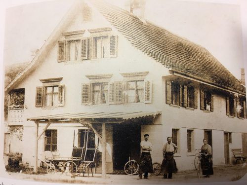 Das Haus Hanfland 1 hat viele Geschichten zu erzählen. Jetzt wird das letzte Kapitel geschrieben: das Haus wird abgerissen und statt dessen wird ein modernes Doppelhaus errichtet. Christof Egle