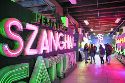 Das Neonmuseum lockt vor allem junges Publikum an.