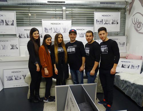 Das OJAH-Team freut sich über den Sieg beim „Bank Austria Sozialpreis“, den es kürzlich verliehen bekam. THE